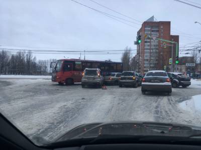 Массовое ДТП с маршруткой произошло в Ярославле - runews24.ru - Ярославль