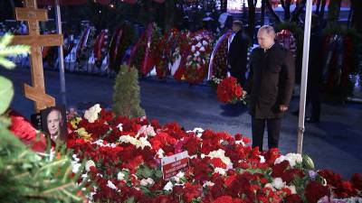 Владимир Путин - Евгений Примаков - Борис Ельцин - Василий Лановый - Путин посетил могилы Ланового и Примакова на Новодевичьем кладбище - tvc.ru