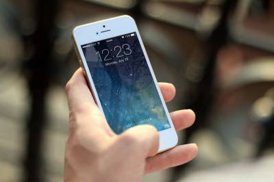 Джон Проссер - Компания Apple разрабатывает новую модель iPhone без челки и с другим названием - actualnews.org