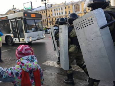 Детский омбудсмен захотела лишить мать задержанной на митинге школьницы родительских прав - znak.com - Ленинградская обл. - Санкт-Петербург