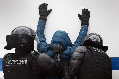 В Москве арестовали бросившего файер в полицейских участника незаконной акции - tvc.ru - Москва