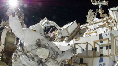 Виктор Гловер - Майкл Хопкинс - Астронавты NASA установили новые батареи на поверхности МКС - belta.by - США - Минск