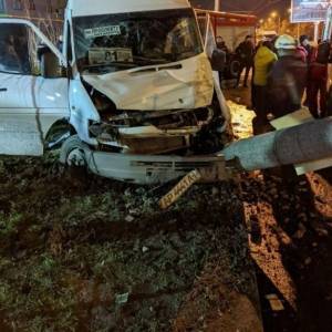 В Запорожье маршрутка с пассажирами снесла столб: есть пострадавшие. Фото - reporter-ua.com - Запорожье