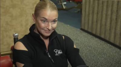 Анастасия Волочкова - Скандальная Волочкова вывалила из декольте свой срам, приняв пикантную позу на диване: "Просто так..." - sport.politeka.net