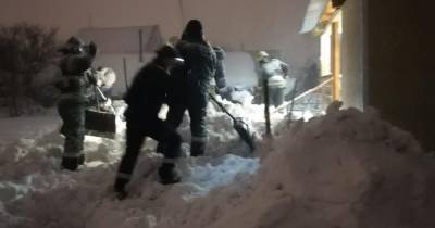 Жительница Кузбасса 10 часов провела под снегом из-за лавины с крыши - ren.tv