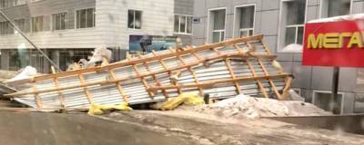 Юрий Гришан - В Магадане ураганный ветер сорвал крыши домов, повредил машины - runews24.ru - Магадан - Колымы