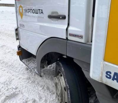 У мережі показали фото вантажівки “Укрпошти” з лисою ґумою. Там відповіли, що це було запасне колесо - goodnews.ua - місто Київ