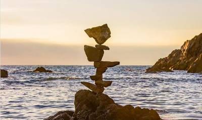 Поиск равновесия: мастер создает из камней невероятные скульптуры – нереальные фото - 24tv.ua