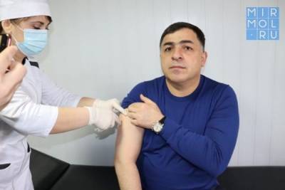 Сразу двое глав районов Дагестана на личном примере показали важность прохождения вакцинации - mirmol.ru - респ. Дагестан - район Магарамкентский