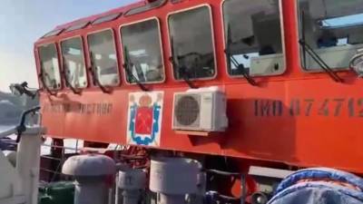 Ледокол "Невская застава" предотвращает затопление берегов и выход людей на лед - piter.tv - Санкт-Петербург