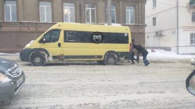 Снежное утро в Пензе: много ДТП и застрявшая в центре маршрутка - penzainform.ru - Пенза