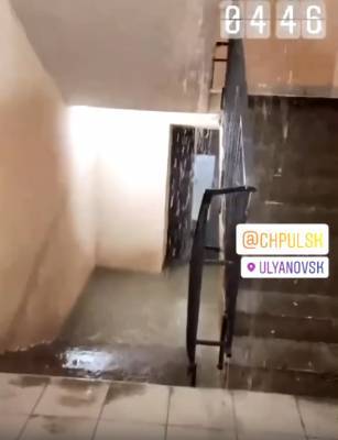 Не прошло и года. В Ульяновске затопило подъезд многоэтажки - ulpravda.ru - Ульяновск - Ульяновская