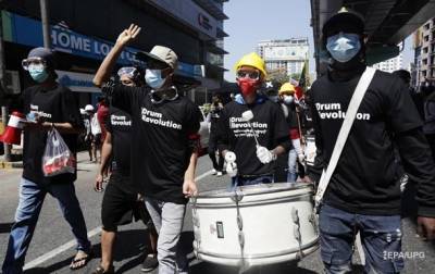 Аун Сан Су Чжи - В Мьянме полиция стреляет по протестующим боевыми патронами - СМИ - korrespondent.net - Бирма