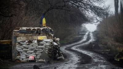 Бойцы ВСУ обстреляли такси с сослуживцем у линии фронта в Донбассе - politros.com - ДНР - Донбасс