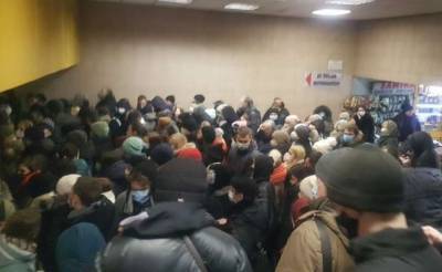Коллапс в метро Киева, возникла огромная давка: детали и кадры ЧП - politeka.net - Киев