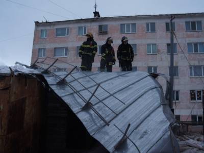 Юрий Гришан - Ураган в Магадане повредил кровлю около 50 домов, повалил опоры освещения и светофоры - interfax-russia.ru - Магадан