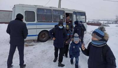 На Волыни спасатели вызволили из снежного плена школьный автобус с детьми - lenta.ua - Волынская обл. - Гсчс