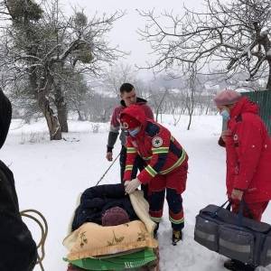 На Львовщине женщину с инфарктом везли на санях к скорой. Фото - reporter-ua.com - Львовская обл.
