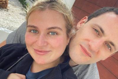 Роман Абрамович - Дочь олигарха Абрамовича выложила пикантное фото с женихом - mk.ru - Англия