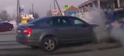 В Петрозаводске вылетевший на красный свет водитель устроил жесткую групповую аварию (ВИДЕО) - stolicaonego.ru - Петрозаводск - республика Карелия