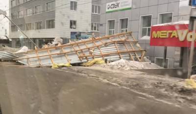 В России ветер срывает крыши домов и сбивает с ног людей: шокирующие фото, видео - 24tv.ua - Магадан