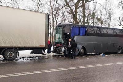 Возле Винницы столкнулись пассажирский автобус, четыре грузовика и две легковушки - real-vin.com - Херсон - Познань