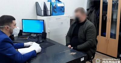 В Николаеве задержали подозреваемого в мошенничестве, деньги выбрасывали прямо из окна (видео) - focus.ua - Николаев