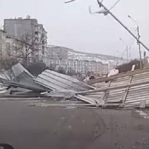 Ураганный ветер в Магадане сносит людей и крыши. Видео - reporter-ua.com - Магадан