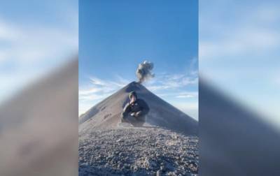 Вулкана Фуэго начал извержение за спиной туриста - korrespondent.net - Гватемала