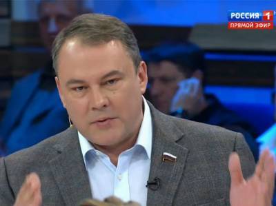 Петр Толстой - «Хохотать над скрепами»: в Госдуме уподобили акцию с фонариками диверсиям в блокадном Ленинграде - rosbalt.ru - Санкт-Петербург