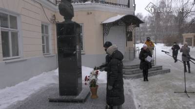 Ирина Антонова - Александр Сергеевич Пушкин - «Дорога к Пушкину». В Ульяновске почтили память поэта - ulpravda.ru - Ульяновск