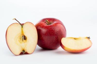 Два простых лайфхака, чтобы нарезанное яблоко не потемнело - ivona.bigmir.net