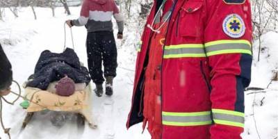 Скорая застряла в снегу: во Львовской области женщину с инфарктом пришлось везти на санях — фото - nv.ua - Львовская обл.