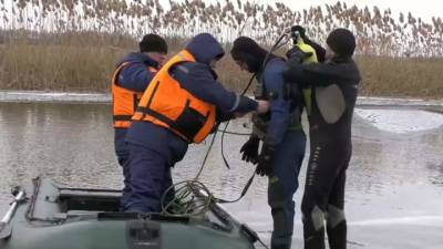 Водолазы четвертые сутки ищут провалившегося под лед ребенка - vesti.ru
