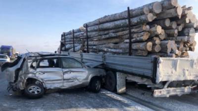 Так торопился, что подпер собою лесовоз - usedcars.ru - Томск