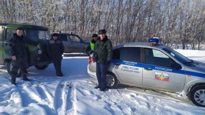 Полицейские спасли застрявшую на "Ниве" в поле семью пенсионеров - vesti.ru - Воронеж - Воронежская обл. - Луганск
