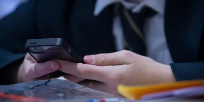 Роспотребнадзор запретил использование личных смартфонов для обучения - ruposters.ru