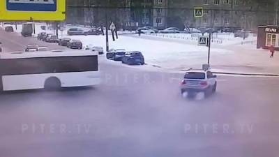 Видео: на перекрестке Ленинского и Кузнецова столкнулись две иномарки - piter.tv
