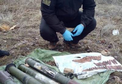 Возле линии разграничения обнаружили тайник оружия (фото) - facenews.ua - Луганская обл.