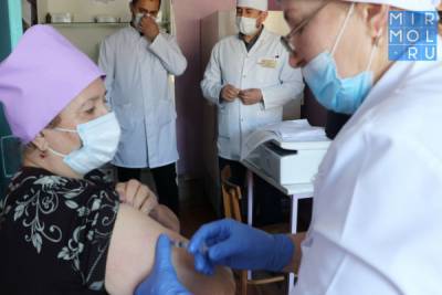 В Кайтагском районе медработники первыми вакцинировались от коронавируса - mirmol.ru