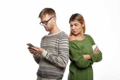 Что делать, если вторая половина сильно привязана к соцсетям - ivona.bigmir.net