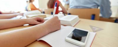 Роспотребнадзор запретил школьникам использовать смартфоны на уроках - runews24.ru