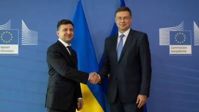 Валдис Домбровскис - Денис Шмыгаль - Еврокомиссия обвинила РФ в "создании фейков" о вакцинации на Украине - politros.com - Россия - Украина