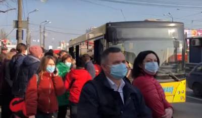 "Каждый день такое вижу": харьковчане толпами забились в маршрутки, наплевав на карантин, кадры - kharkov.politeka.net - Харьков