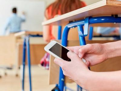 Роспотребнадзор запретил использовать смартфоны на уроках в школе - u24.ru