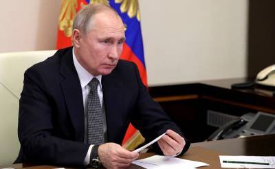 Владимир Путин - Антон Кобяков - Кремль вручил депутатам Госдумы подарок — статью Путина о Второй Мировой войне - znak.com