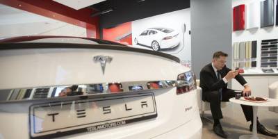 Илоной Маской - Инвесторы Tesla решили поумерить вложения Маска в биткоины - ruposters.ru