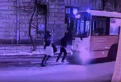 Видео: полиция ищет пьяных подростков, «напавших» на автобус в Санкт-Петербурге - online47.ru - Санкт-Петербург - район Петроградский - Ленинск