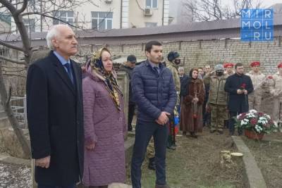 В Махачкале возложили цветы к могиле Марата Молчанова - mirmol.ru - Махачкала