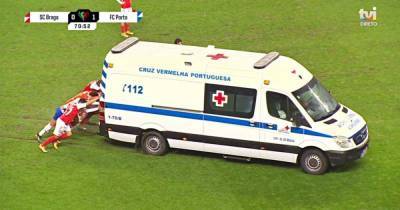 Луис Диас - Конфуз в Португалии: футболистам пришлось толкать по полю автомобиль скорой помощи (видео) - tsn.ua - Португалия - Порту